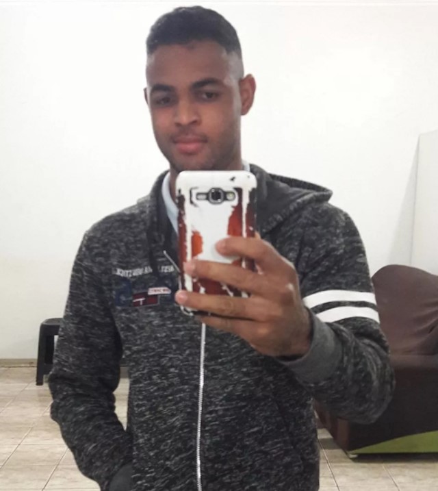 Marcos Rodrigo, de 25 anos, ficou preso às ferragens e morreu no local. — Foto: Redes sociais/Reprodução